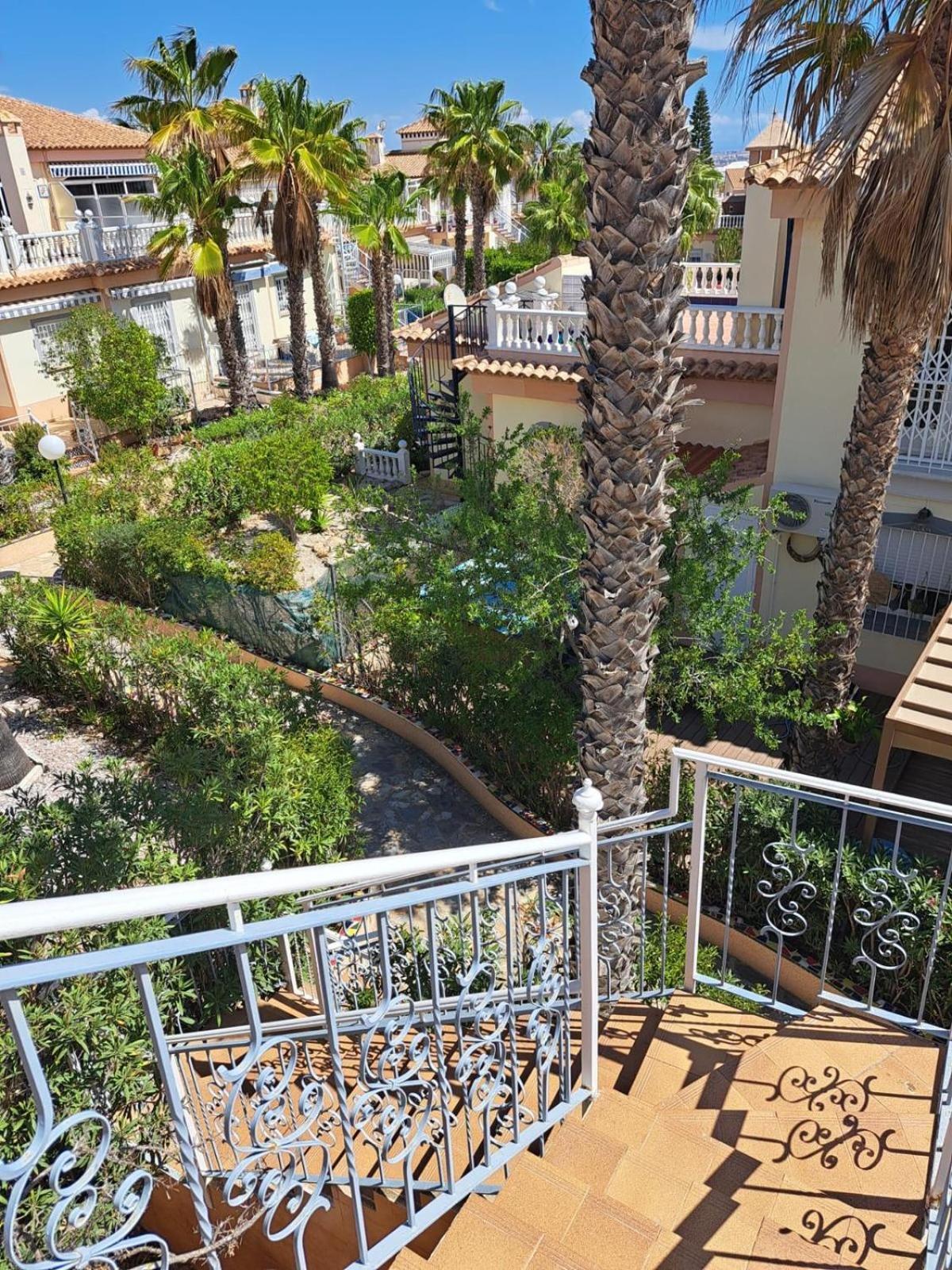 Schoenes Ruhiges Rooftop Apartment Mit Grosser Dachterrasse Torrevieja Eksteriør billede